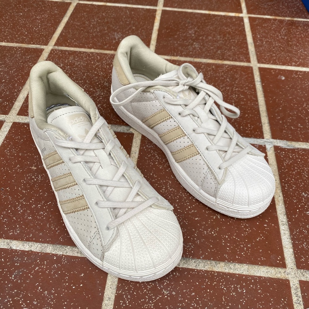(228) Adidas Superstar